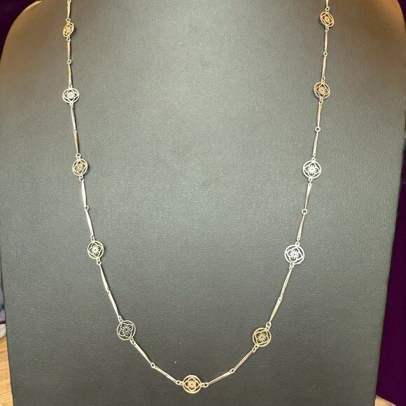 VTG 1977 Avon Blooming Lotus Flower Openwork Lightweight Silver Tone Necklace - Picture 1 of 4